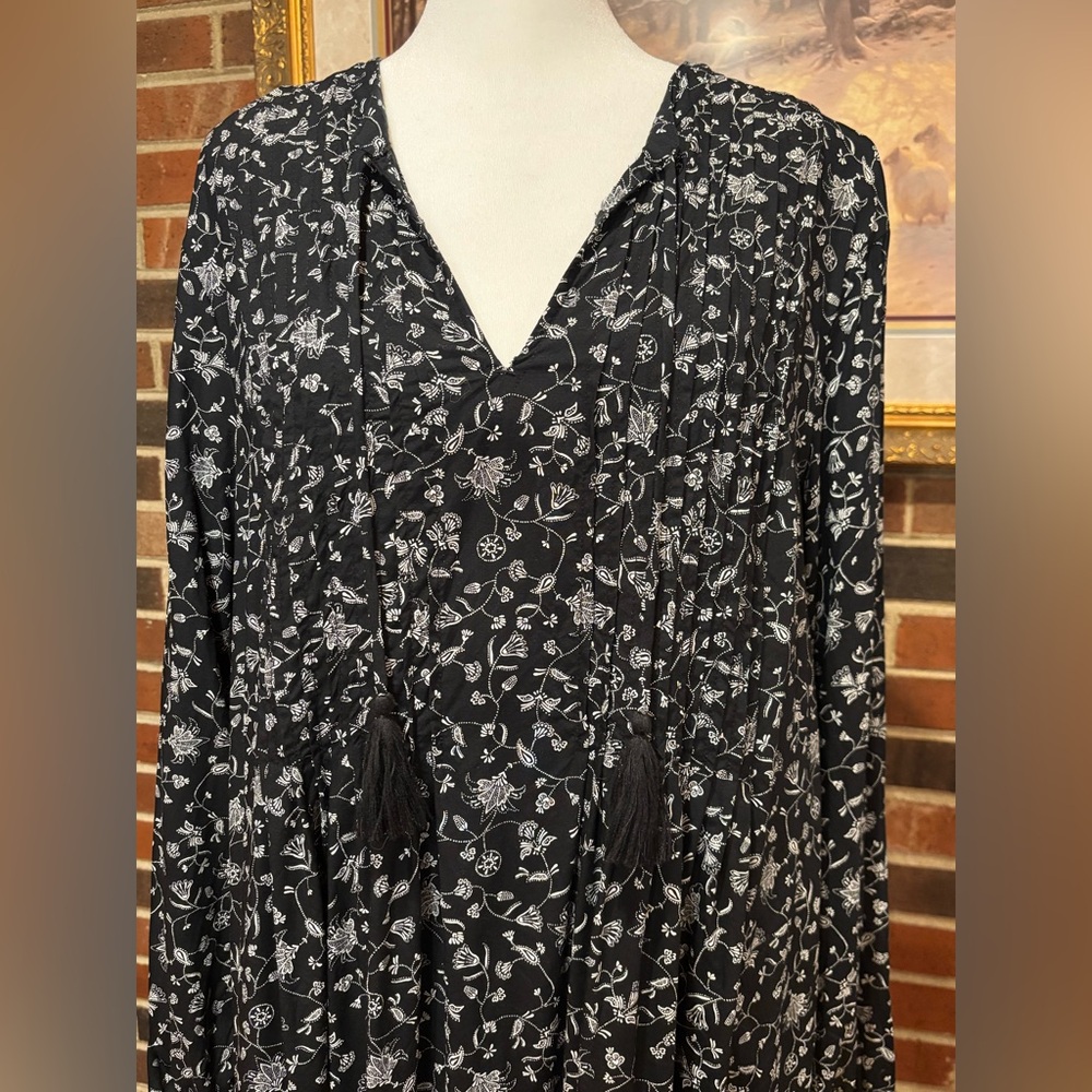 Old Navy Black and White V-Neck Long Sleeve Dress - Picture 6 of 13
